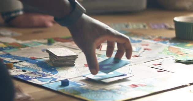 Tips for organizing a family game night